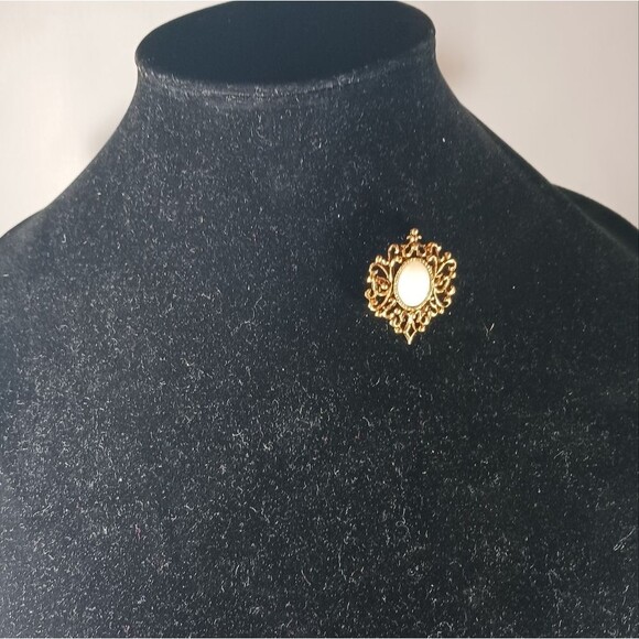 Vintage Gold Tone Metal Faux Pearl Pin Brooch Small - Picture 2 of 8